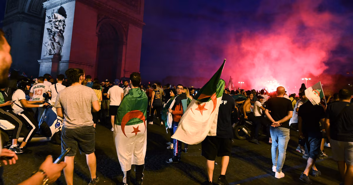 صحافي فرنسي: جزائريون حضروا إلى الشانزليزيه لإحداث الفوضى بعد مباراة المغرب وفرنسا