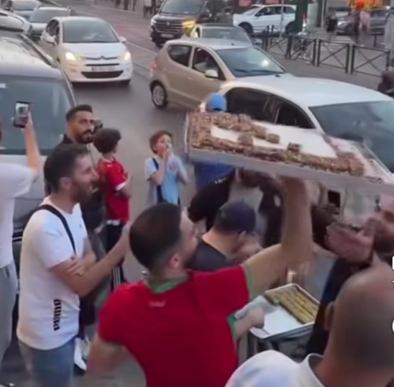 سوريون يوزعون الحلويات مجانا على المغاربة في بروكسل احتفالا بالتأهل لربع نهائي المونديال