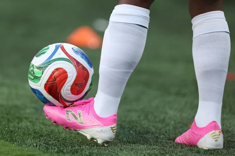 أديداس تعتذر بعد مونديال 2026 بسبب الأحذية الوردية