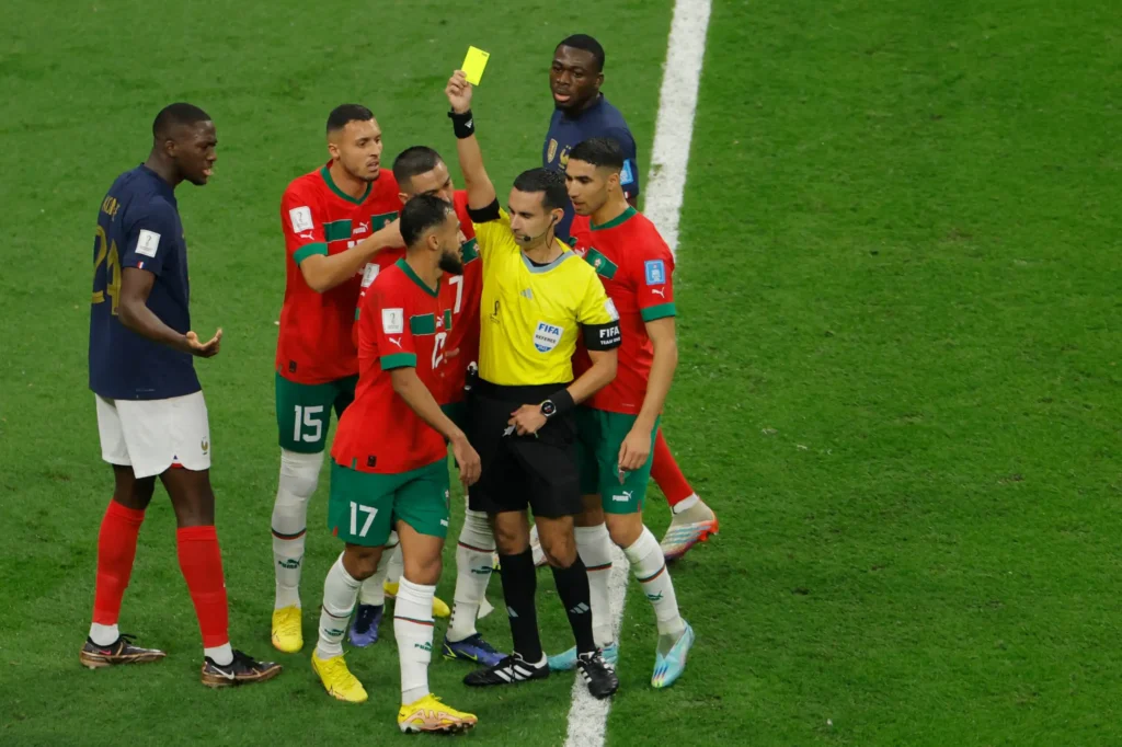 شبح الأخطاء التحكيمية يسبق مباراة المنتخب المغربي وفرنسا في ربع نهائي المونديال