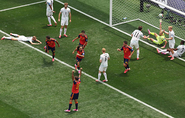 أويارزابال يقود إسبانيا بثنائية نظيفة إلى ثمن النهائي كأس العالم