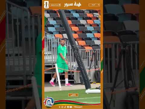مراد المتوكل يمازح إسماعيل الصيباري في الحصة التدريبية المنتخب الوطني