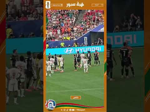 لحظة إشتباك لاعبي المنتخب المغربي والكندي وتدخل عيسي ديوب الصارم