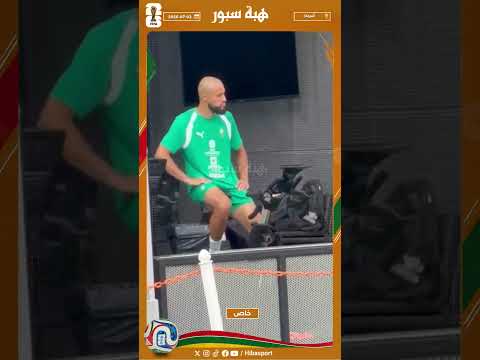 الحاج مزراوي يقوم بالإحماءات على الدراجة قبل الحصة التدريبية للمنتخب الوطني المغربي