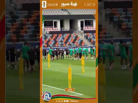 لاعبو المنتخب الوطني يحتفلون بنائل العيناوي بمناسبة عيد ميلاده