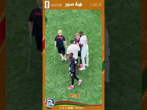 ديوب والصيباري يواسيان لاعبي متتخب كندا بعد نهاية المباراة