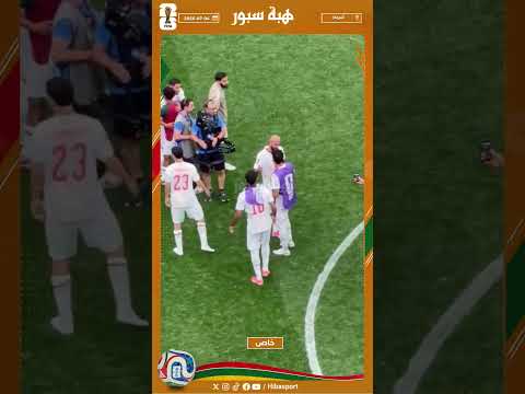 اللاعبون يعانقون الحاج مزراوي بعد التأهل إلى ربع نهائي كأس العالم