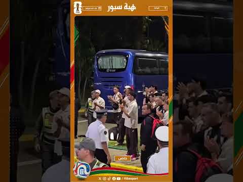 لحظة تاريخية.. أسود الأطلس يحيّون الجماهير بالمطار لدى وصولهم إلى أرض الوطن