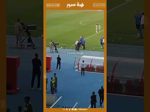 لحظة خروج مدرب حسنية أكادير مطرودًا من أرضية الملعب