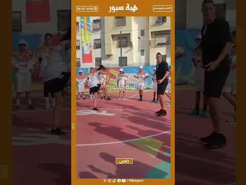 شابة تستعرض مهاراتها في مداعبة الكرة أمام مروان الشماخ