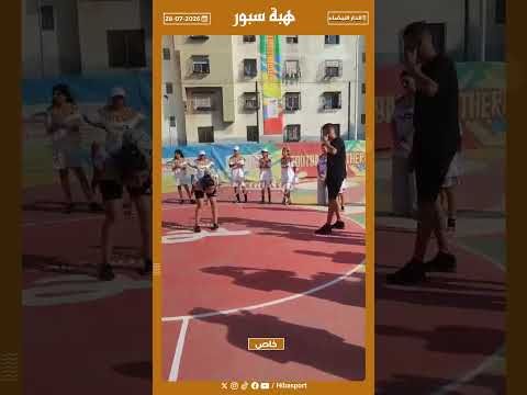 لحظة تفاعل مروان الشماخ مع فتيات سيدي مومن في وصلة كروية