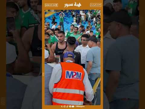 أيمن برقوق يقدّم قميصه هدية لأحد المشجعين في مشهد مميز