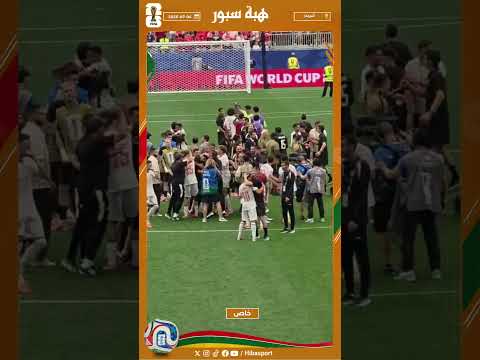 اللاعبون يرفعون أوناحي فوق الأكتاف بعد فوزه بجائزة رجل المباراة