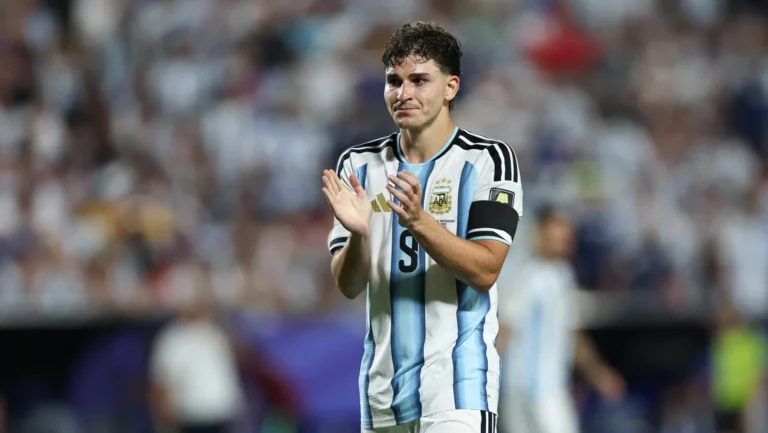 أتلتيكو مدريد يصدم برشلونة ويحدد وجهة جوليان ألفاريز