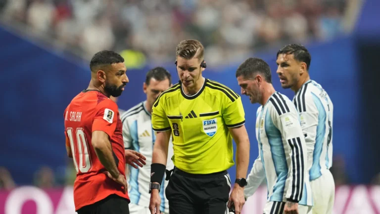 حكم مواجهة مصر والأرجنتين يغادر كأس العالم 2026 بقرار من الفيفا