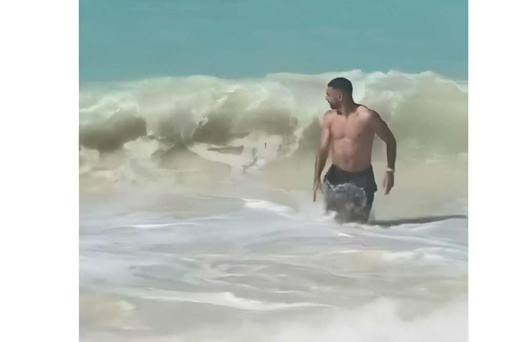 مشهد استثنائي.. الأمن يتدخل لإنقاذ محمد صلاح من زحف الجماهير على الشاطئ (فيديو)