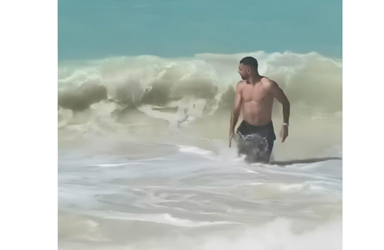 مشهد استثنائي.. الأمن يتدخل لإنقاذ محمد صلاح من زحف الجماهير على الشاطئ (فيديو)