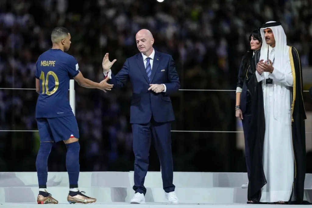 رئيس "الفيفا" يفاجئ مبابي قبل مباراة المغرب وفرنسا في كأس العالم