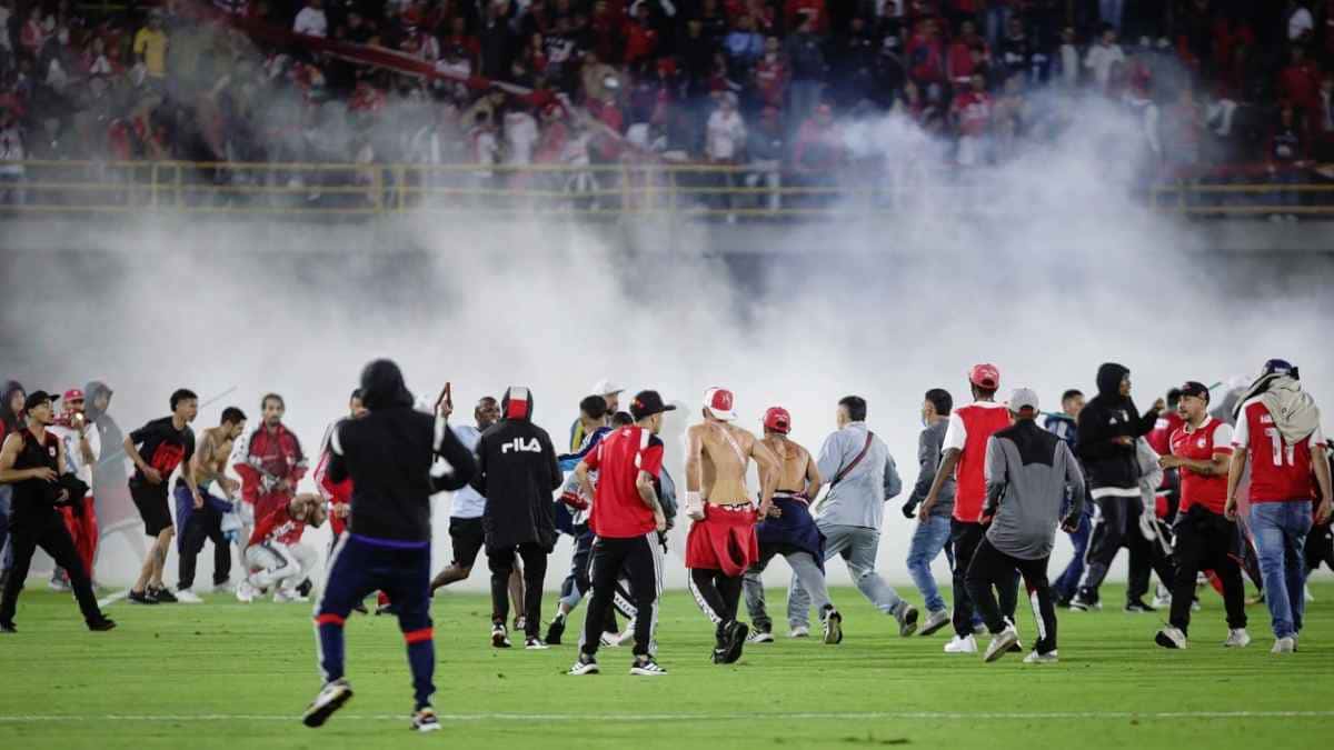 عصي وكراسٍ وغاز مسيل للدموع.. ليلة سوداء في الدوري الكولومبي