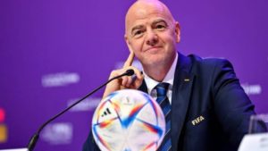 اليويفا يسحب ثقته من إنفانتينو بعد انهيار مشروع بيع كأس العالم