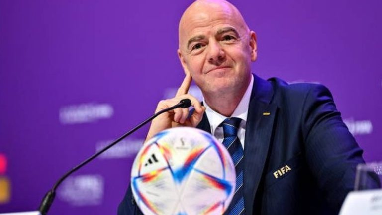 اليويفا يسحب ثقته من إنفانتينو بعد انهيار مشروع بيع كأس العالم