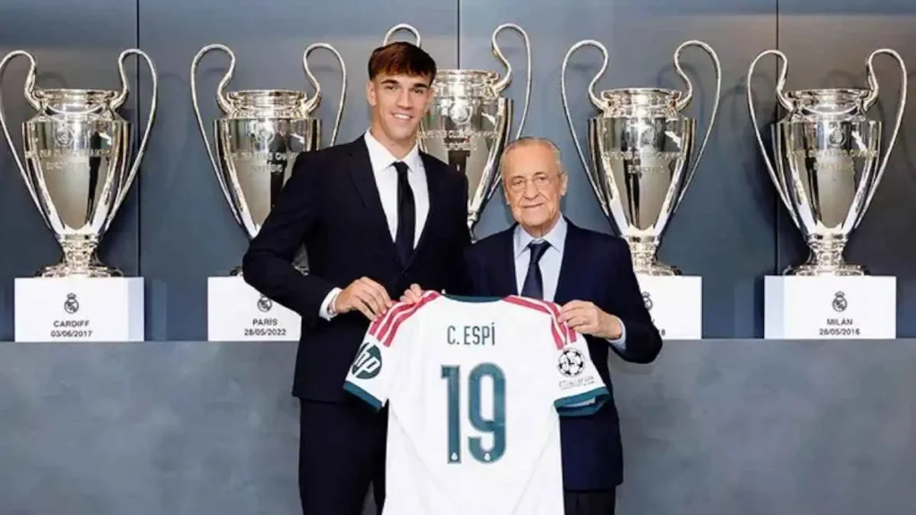 بمجسم البرنابيو وساعة فاخرة.. ريال مدريد يحتفي رسمياً بكارلوس إسبي