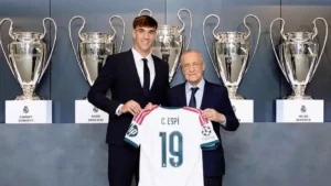 بمجسم البرنابيو وساعة فاخرة.. ريال مدريد يحتفي رسمياً بكارلوس إسبي