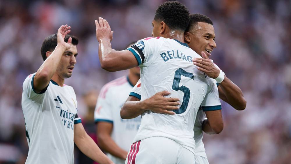 ريال مدريد يكتسح ملقا برباعية ويعتلي صدارة الدوري الإسباني
