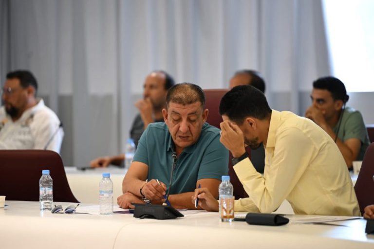 يوم دراسي لكرة القدم الشاطئية استعداداً لانطلاق البطولة الوطنية