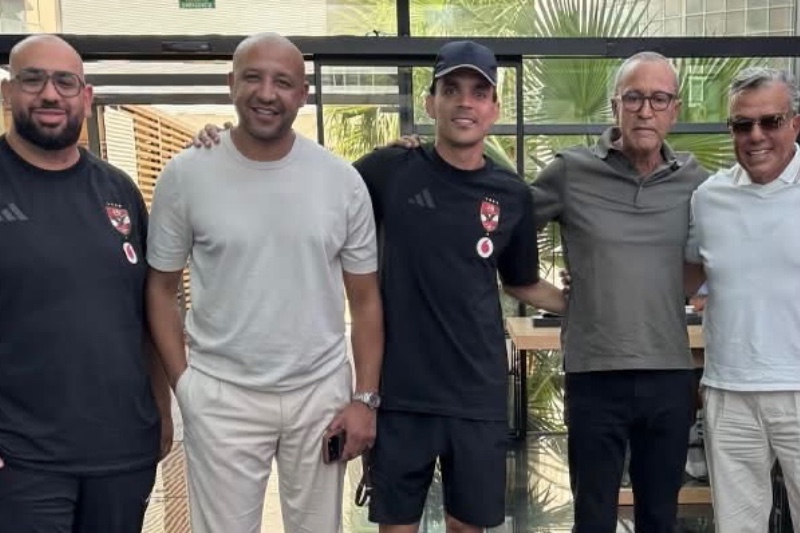 في أجواء ودية.. رئيس المغرب الفاسي يحضر لقاء الأهلي وبرشلونة