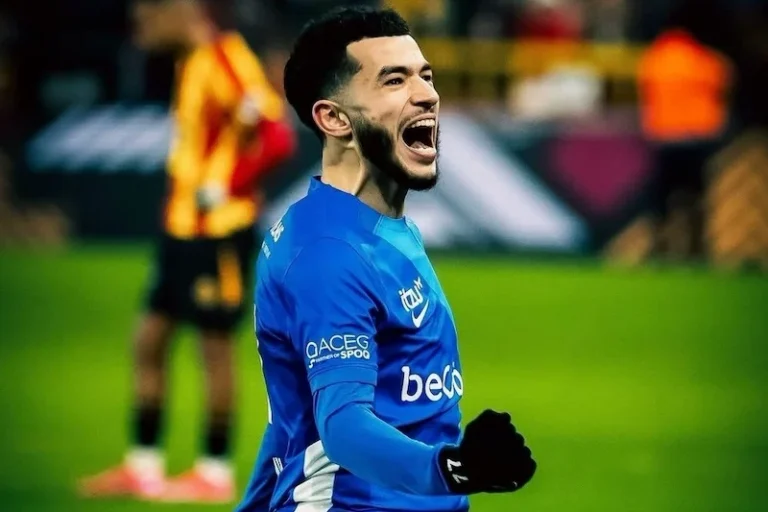 عملاق إيطاليا يراقب زكرياء الواحدي