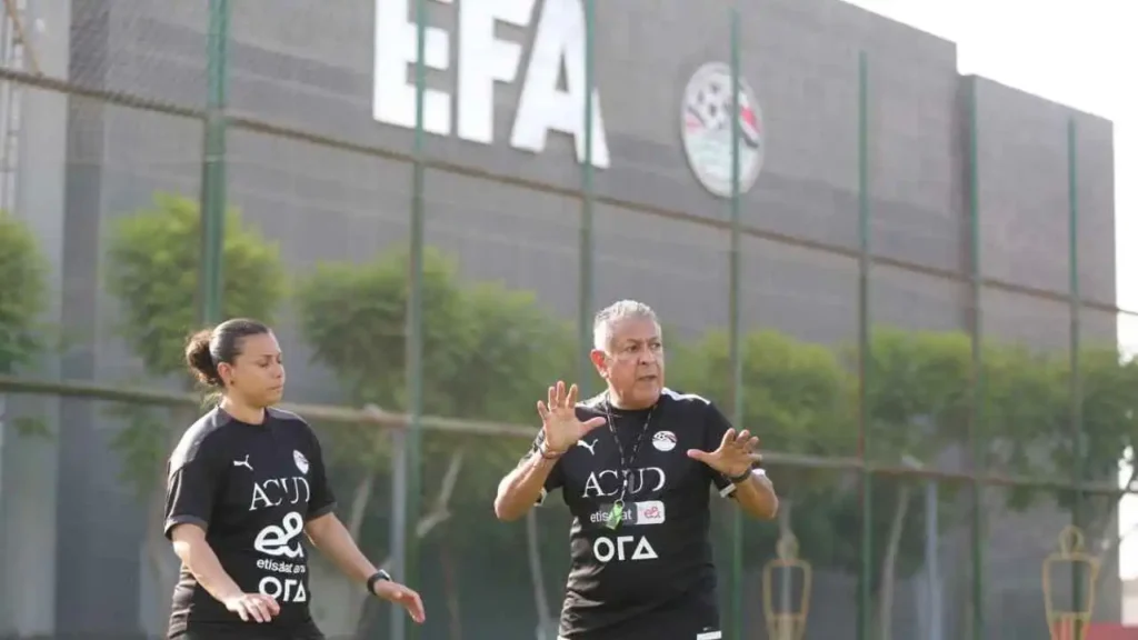 اتهامات خطيرة في كأس إفريقيا للسيدات.. الاتحاد المصري ينهي مهمة مدرب منتخب مصر