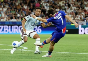 باريس سان جيرمان يواصل الهيمنة.. أشرف حكيمي يتوج بكأس السوبر الأوروبي