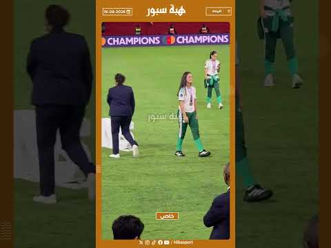 رغم محاولات منعها .. لاعبة جزائرية تصر على اخد صورة مع شعار البطل