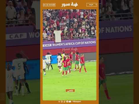 لاعبة سنغالية تحاول تدمير نقطة الجزاء قبل تدخل لاعبات المنتخب لمنعها