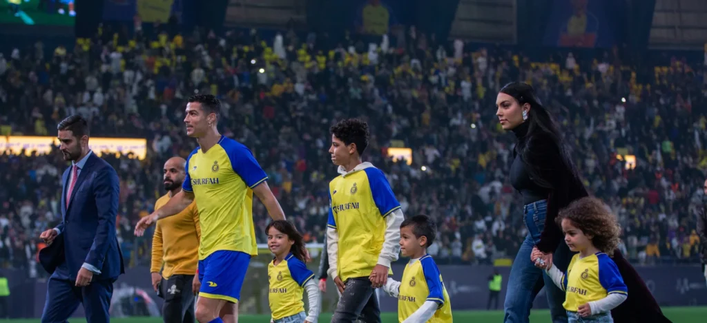 رونالدو يدافع عن جورجينا ويضع حدًا للمنتقدين