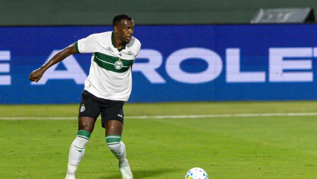 احتفل بهدف فسقط في حفرة.. «VAR» يلغي هدف مدافع كوريتيبا في أغرب لقطة بالبرازيل
