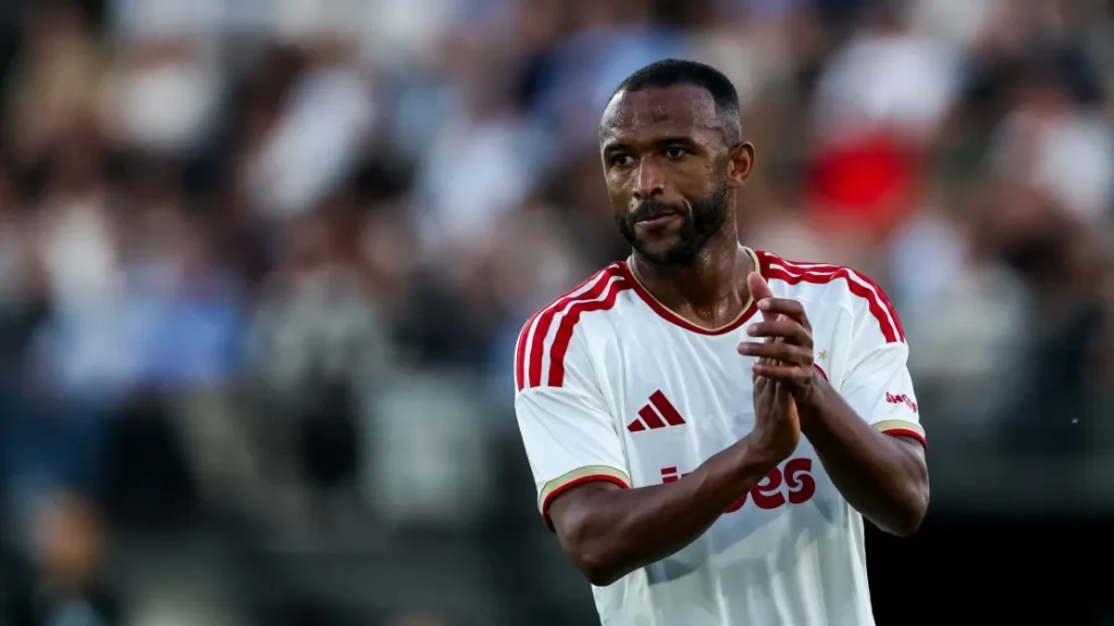 نجم المغرب يحسم موقفه من أولمبياكوس بعد تدخل أيوب الكعبي