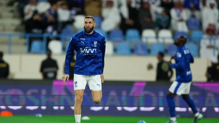 بنزيما يحسم موقفه من الرحيل عن الهلال السعودي