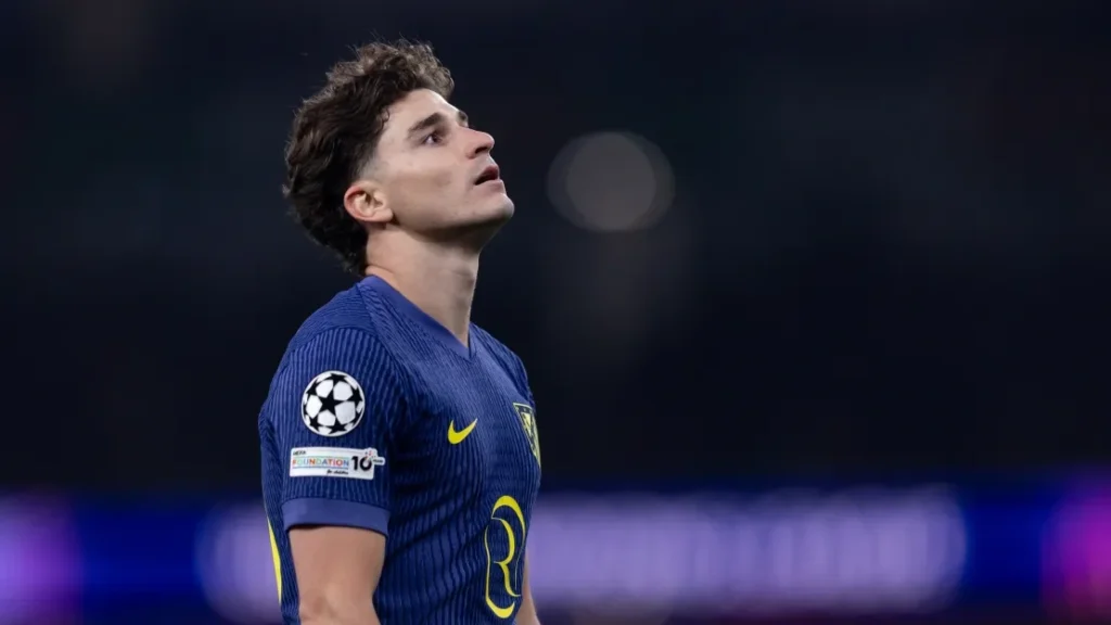 قرار جديد من جوليان ألفاريز يشعل صراع برشلونة وأتلتيكو مدريد