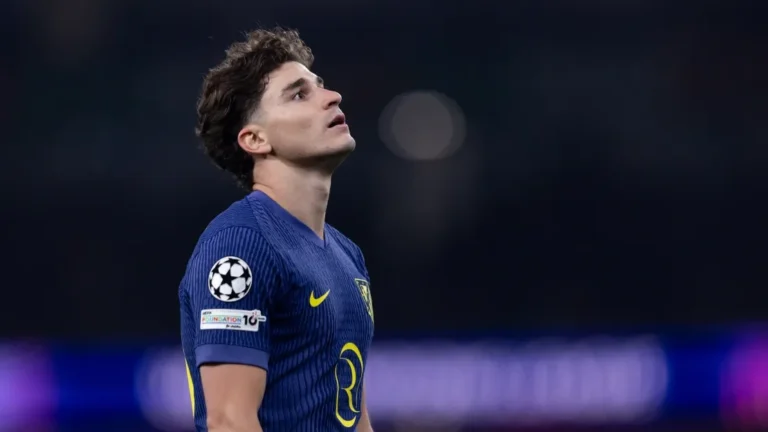 قرار جديد من جوليان ألفاريز يشعل صراع برشلونة وأتلتيكو مدريد