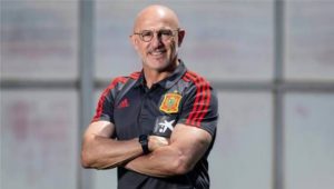 الاتحاد الإسباني يتحرك لتمديد عقد دي لا فوينتي ويوجه رسالة بشأن نهائي مونديال 2030