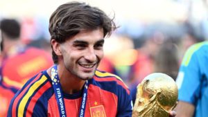 رسميا .. برشلونة يعلن انتقال مهاجمه إلى باريس سان جيرمان
