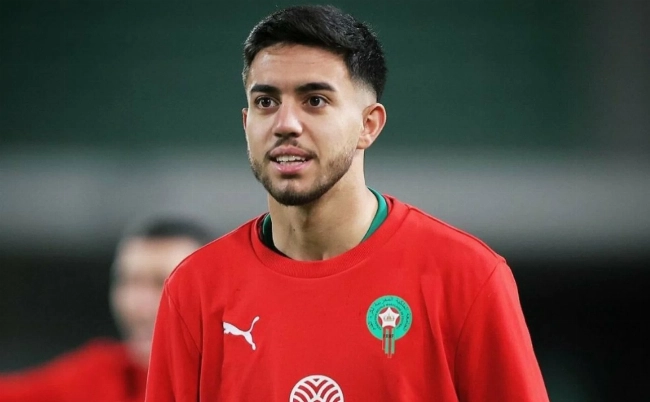 إشبيلية يتحرك لضم أخوماش قبل إغلاق الميركاتو