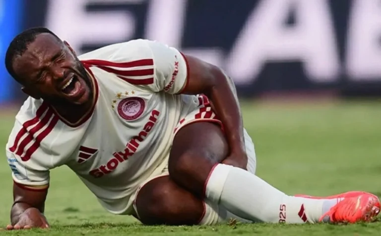 الوداد يساند أيوب الكعبي بعد إصابته الخطيرة في الدوري اليوناني