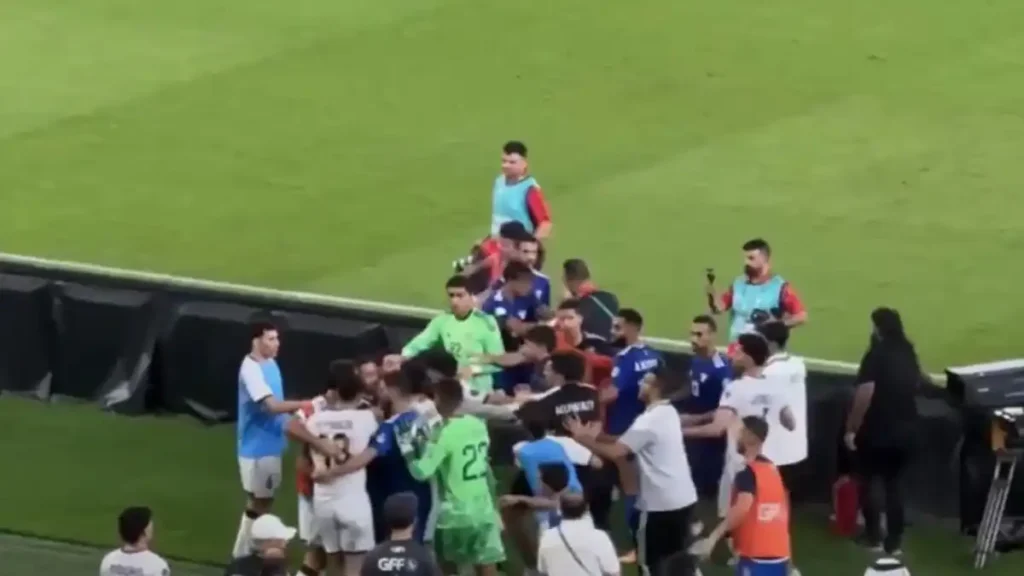مناوشات واشتباكات بين لاعبي العراق والكويت بعد نهاية مواجهة مثيرة في خليجي 27