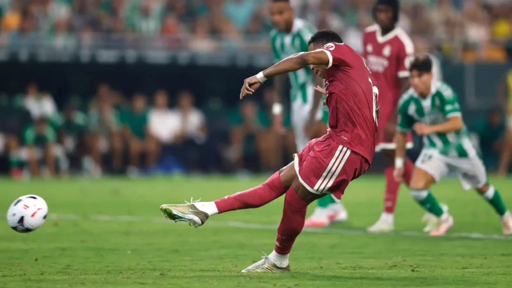 قناة ريال مدريد تثير الجدل بشأن ركلة جزاء مبابي أمام بيتيس