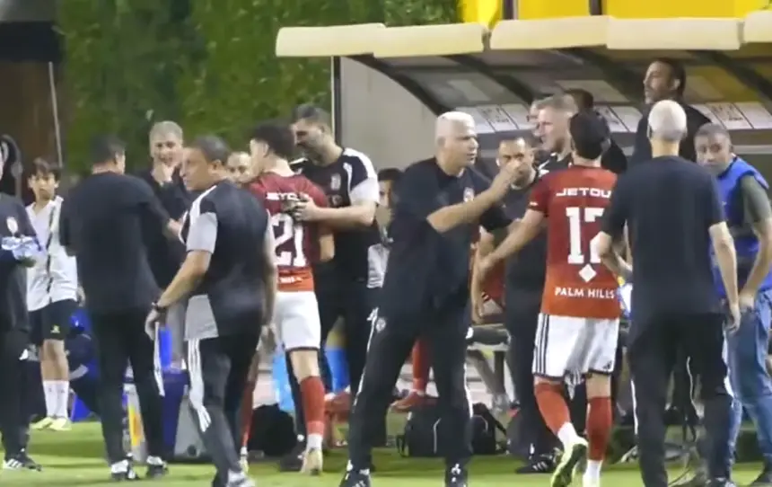 عموتة يفقد أعصابه بعد واقعة مثيرة مع لاعب الأهلي