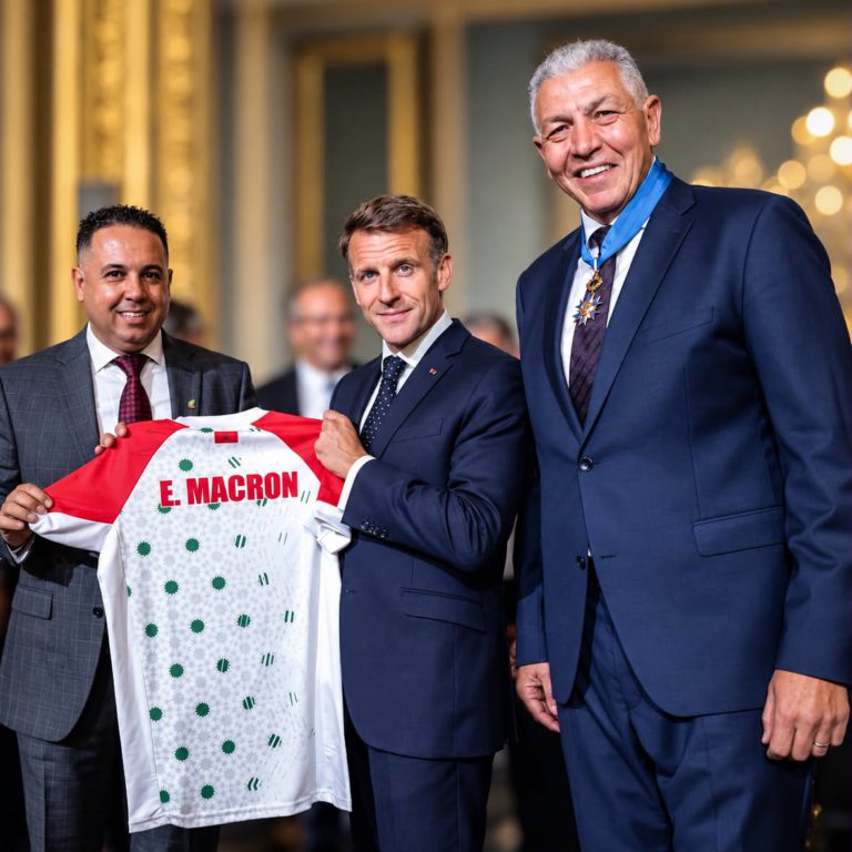 إمانيول ماكرون يحصل على قميص المنتخب المغربي للريكبي