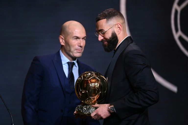 زيدان يحسم موقفه من عودة بنزيما إلى منتخب فرنسا